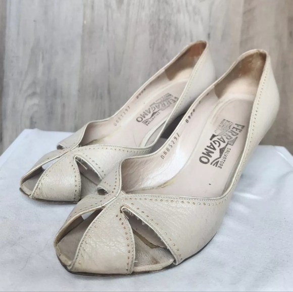 Salvatore Ferragamo Vintage Peep Toe  Made in Italy Nude Heel Size 7 B Women's - Picture 3 of 13